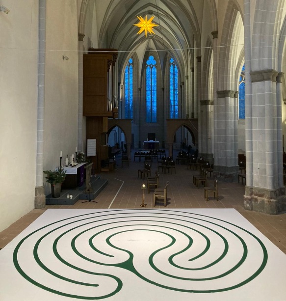 Ein Tuchlabyrinth mit einem 5-gängigen Knidos Labyrinth in der Marienkirche Höxter, Foto: © Heike Molitor
